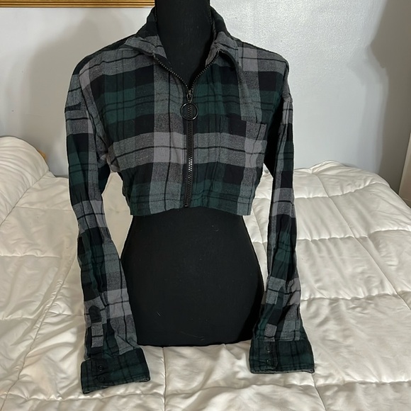 Tops - Forever 21 Cropped Flannel Zip Up
